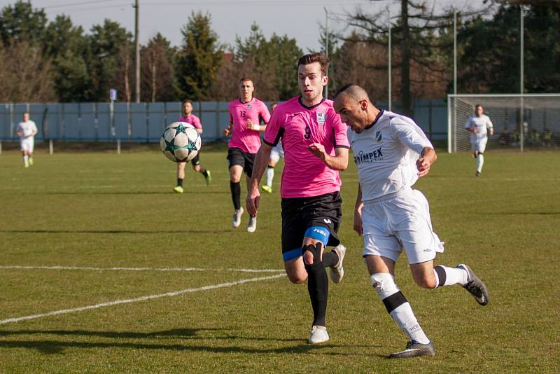 Okresní derby v divizi. Dětmarovice (v bílém) porazily Havířov 1:0.