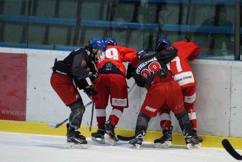 Hokejistky Karviné (v černém) proti Slavii Praha.