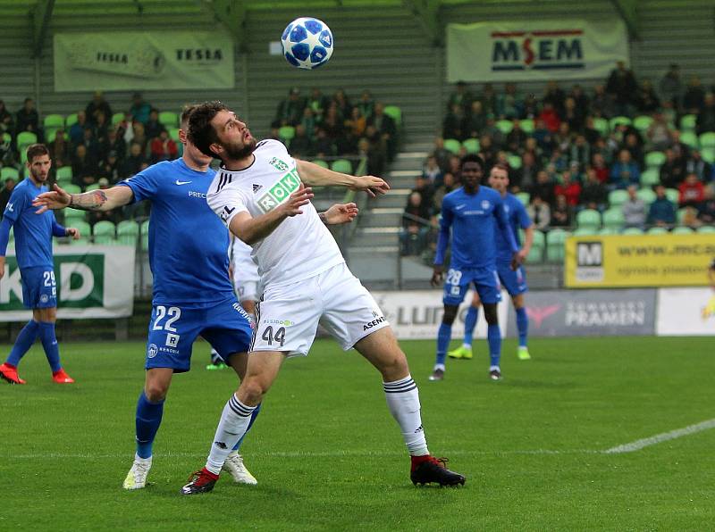 Karvinští fotbalisté (v bílém) zaslouženě porazili Liberec 2:1.