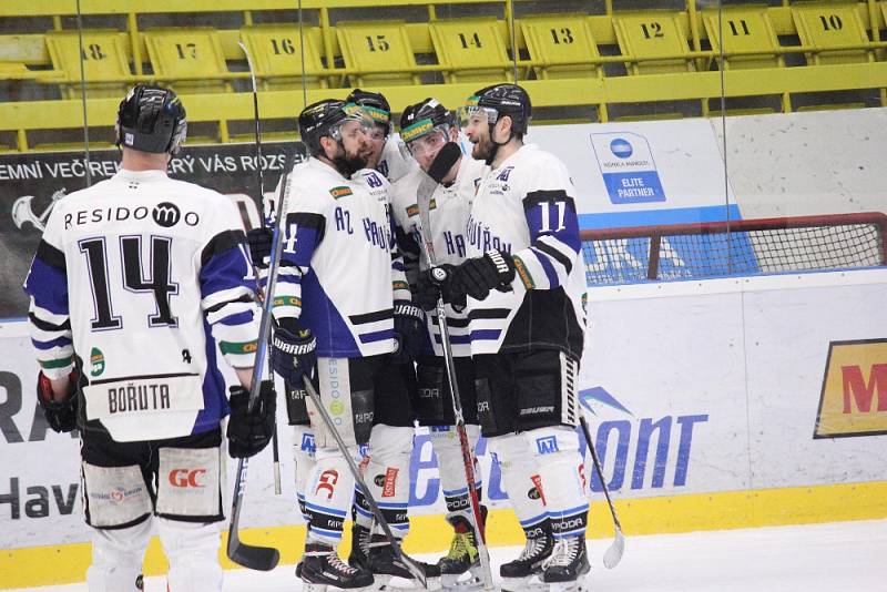 Havířovští hokejisté (v bílém) porazili konkurenta v boji o play off Prostějov.