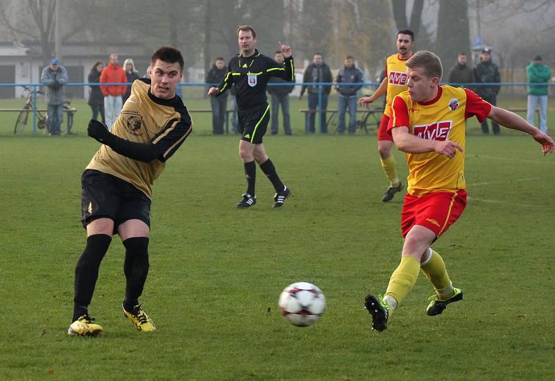 Bohumínští fotbalisté (v béžovém) vytěžili ze závěrečného podzimního duelu aspoň bod.