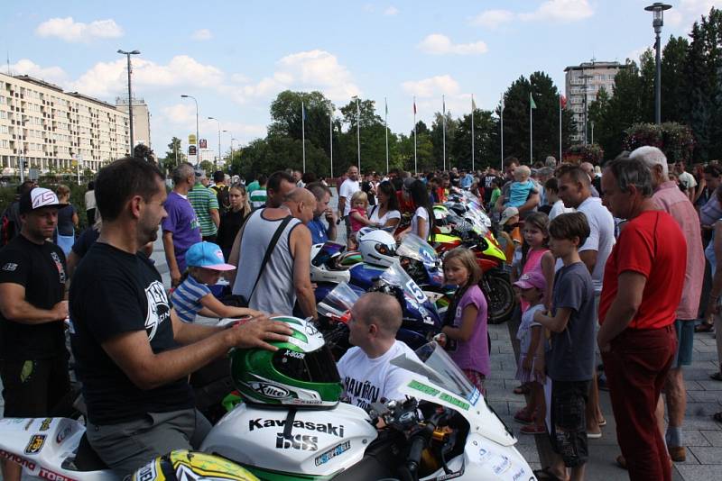 Páteční představení jezdců a autogramiáda na náměstí Republiky před víkendovým Havířovským zlatým kahancem. 