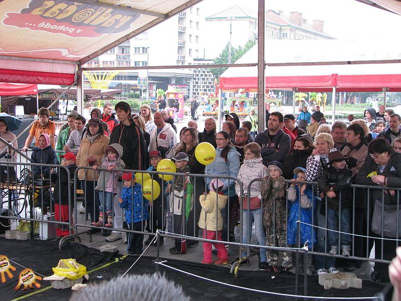 ZlatoCOOP karneval  v ulicích v Havířově.