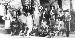Studenti zemědělské školy v Chotěbuzi v mikulášských maskách na počátku 20. století.