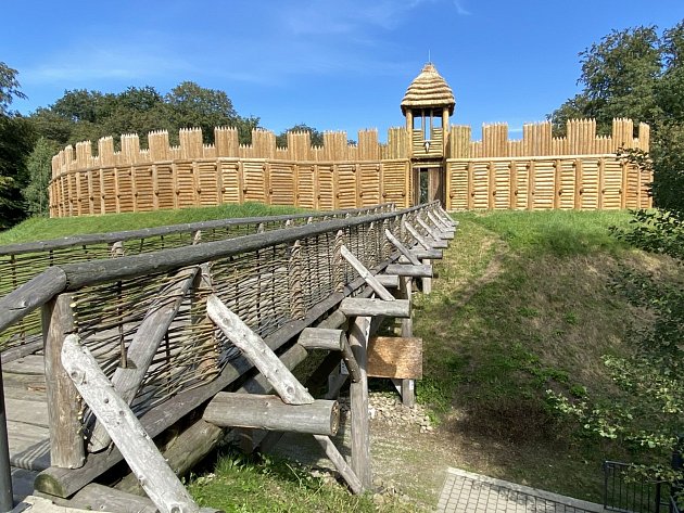 V sobotu se po rekonstrukci znovuotevřel venkovní archeoparku v Chotěbuzi. Návštěvníkům přiblížili život starým Slovanů.