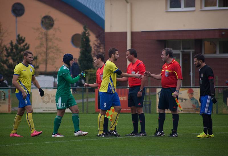 Fotbalisté Bohumína (ve žlutém) porazili Šumperk 2:1.