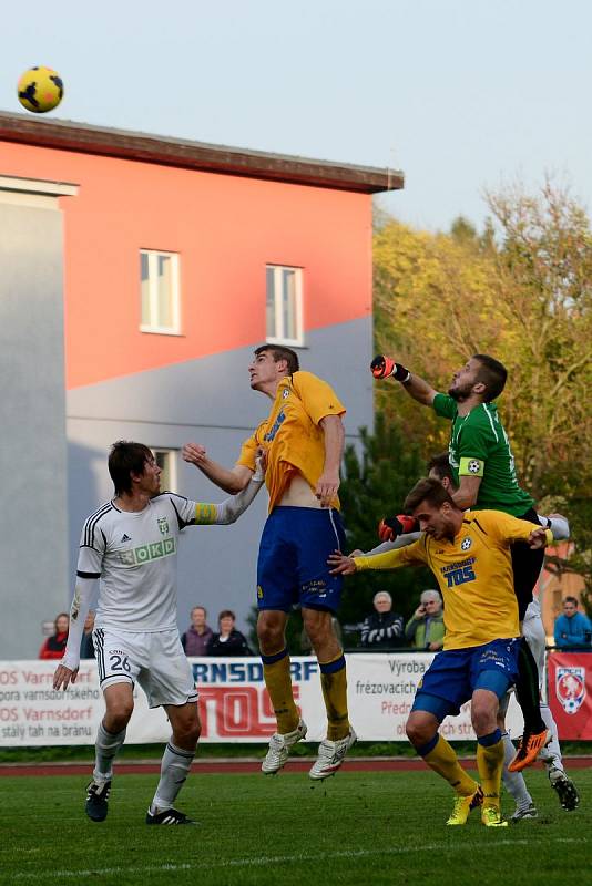 Karvinští fotbalisté (v bílém) ve Varnsdorfu prohráli.