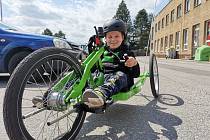 Desetiletý Alexander Široký trpí vzácnou vadou a nemůže chodit. Díky sbírce mu mohli rodiče koupit kolo, které rozpohybuje rukama.