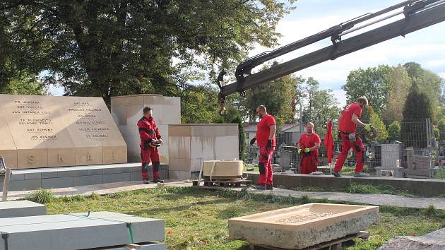 Na orlovském hřbitově, kde pokračuje rekonstrukce pomníku obětem sedmidenní války v roce 1919, vložili v pondělí představitelé města, Muzea Těšínska a legionářů schránku, ve které jsou dokumenty a obrázky přibližující dnešní život v Orlové.