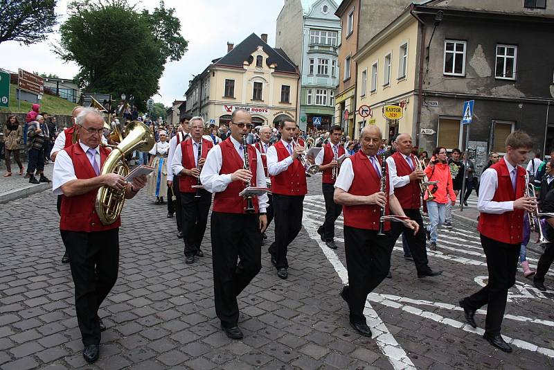 25. ročník Svátku Tří bratří zahájily v pátek tradiční slavnostní průvody z Českého Těšína a Cieszyna, které se setkaly na mostě Družby. 