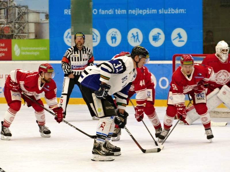 Havířov vs. Frýdek-Místek (v červeném).