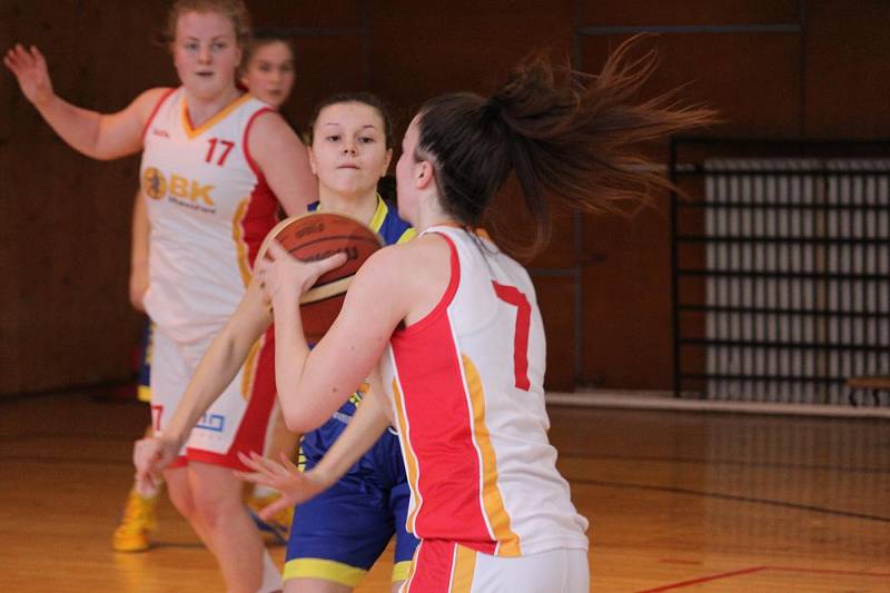 Mladé basketbalistky Havířova (v bílém) v souboji s Litoměřicemi.