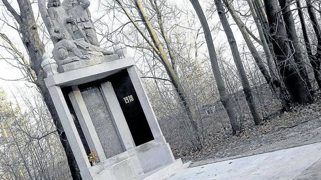 Památník poblíž silnice na Ostravu připomíná 272 karvinských obětí 1. světové války.