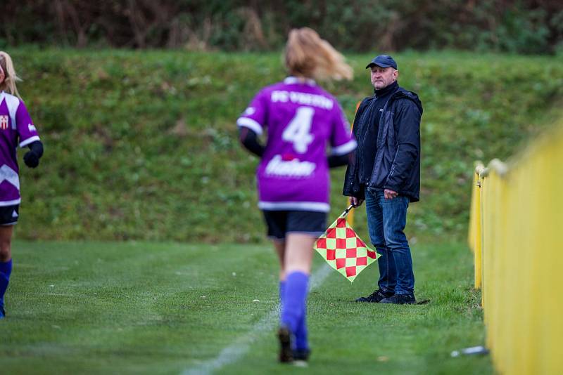 Fotbalistky Havířova (v modrém) porazily Vsetín.