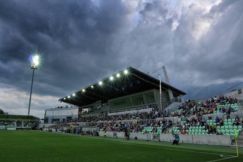 Karvinští fotbalisté (v bílém) hráli první zápas baráže s Jihlavou doma.