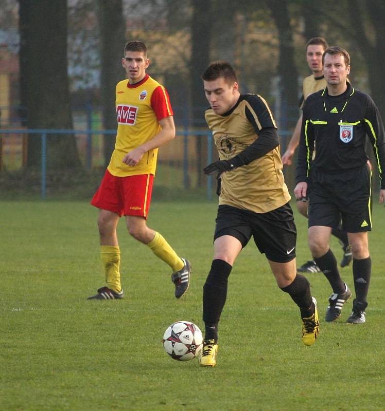 Bohumínští fotbalisté (v béžovém) vytěžili ze závěrečného podzimního duelu aspoň bod.