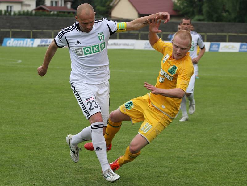 Karvinští fotbalisté (v bílém) doma zaslouženě zdolali Sokolov.