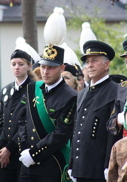 Sobotní Hornické slavnosti v Karviné zahájil tradiční pietní akt u sochy horníka na Univerzitním náměstí.