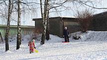 Přívaly sněhu a silný mráz v půli ledna připravila na mnohých místech romantickou zimní podívanou. Sáňkující děti.