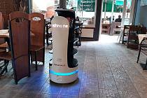 V orlovské restauraci Silvie obsluhuje hosty robot. Srpen 2021.