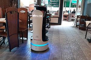 V orlovské restauraci Silvie obsluhuje hosty robot. Srpen 2021