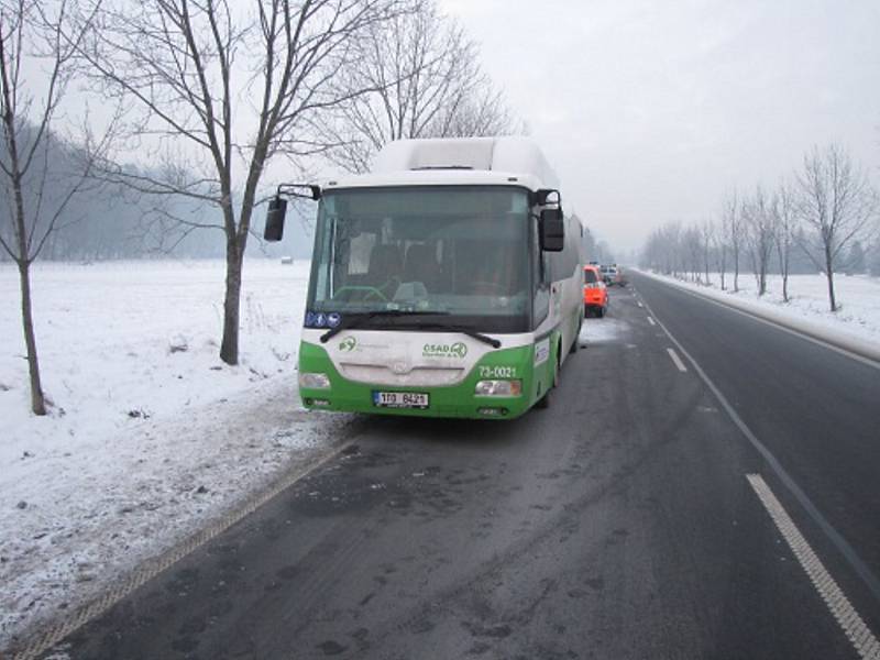 Následky požáru autobusu s pohonem na zemní plyn v Chotěbuzi. 