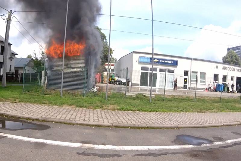 Požár skladu autoservisu poblíž Ostravské ulice v Havířově.