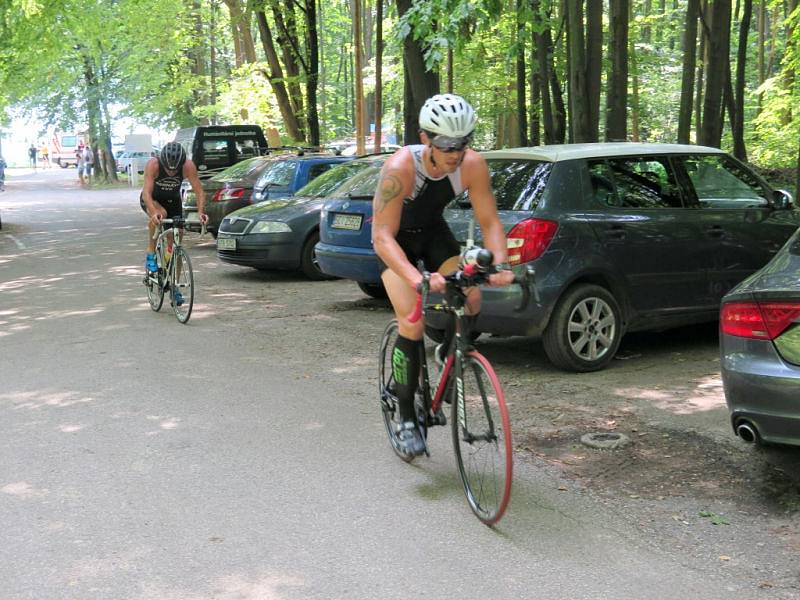 Na start 7. ročníku Albrechtického sprint triatlonu se v sobotu za krásného slunečného počasí postavilo 53 závodníků z toho 9 žen.