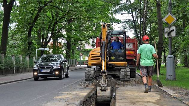Jízdu po části Šunychelské ulice v Bohumíně v těchto dnech komplikují stavbaři, kteří kvůli opravě vodovodního potrubí museli část silnice rozkopat.
