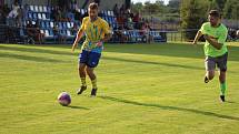 Fotbalisté Petrovic (v zeleném) na úvod krajského přeboru vyhráli nad Datyněmi 3:1.