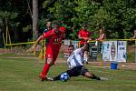 Karvinští fotbalisté (v bílém) v utkání proti Vítkovicím.