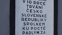 Obětem takzvané Sedmidenní války o Těšínsko se v pátek odpoledne poklonili účastníci pietního aktu u pomníku na orlovském hřbitově.  