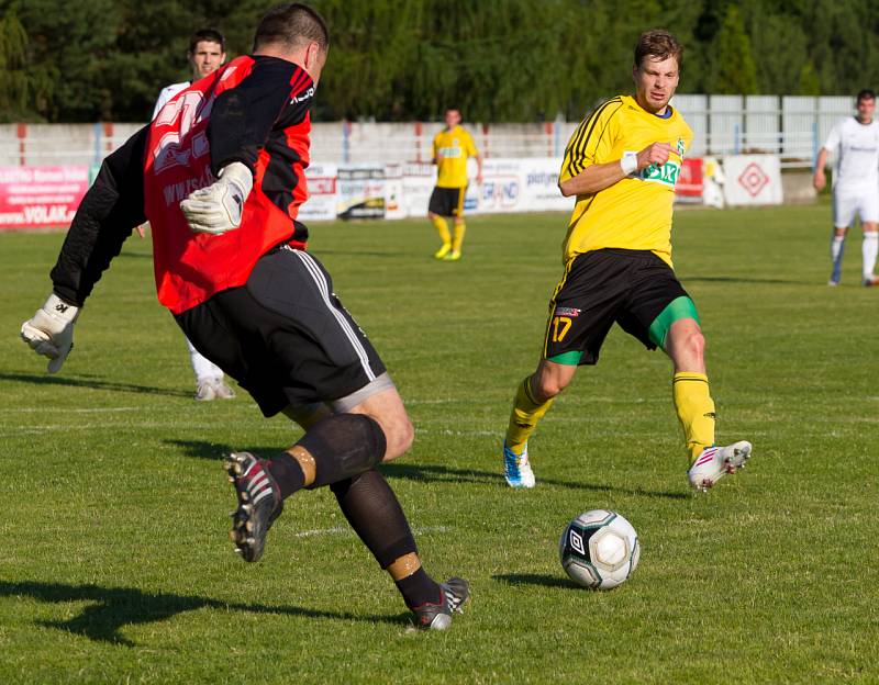 Karviná B (ve žlutém) vyhrála v Dětmarovicích a převzala pohár pro vítěze krajského přeboru.