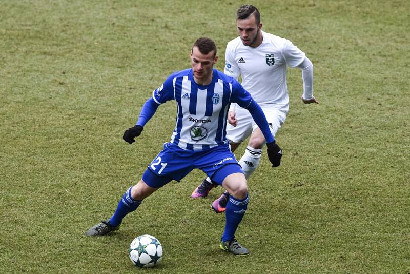 Karvinští fotbalisté (v bílém) remizovali doma s Mladou Boleslaví 1:1.