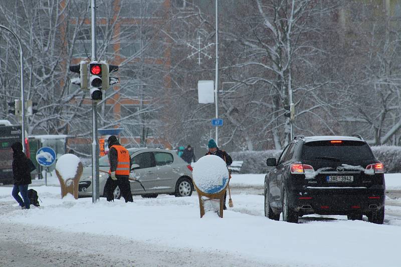 Přívaly sněhu na silnicích a dálnici D 48 u Českého Těšína způsobily komplikace v dopravě. Některé kamiony v kopci uvízly. Kvůli nehodě byl ucpaný a špatně průjezdný také sjezd z obchvatu města směrem na Třinec a Slovensko.