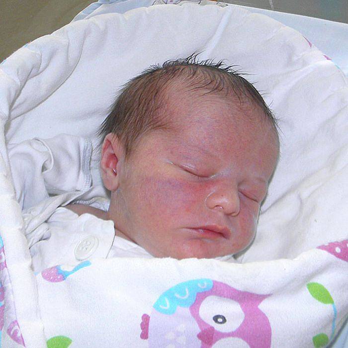 Karolínka Zollerová se narodila 16. dubna mamince Michaele Zollerové z Karviné. Porodní váha dítěte byla 3260 g a míra 49 cm.