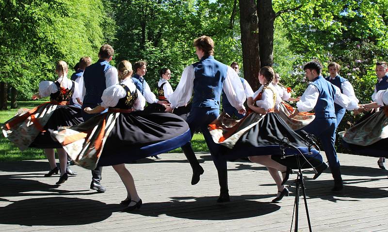 V lázeňském parku v Karviné-Darkově se v  neděli představily v rámci folklorní přehlídky Máj nad Olzou pěvecký sbor Lira, taneční soubor Olza a pěvecký sbor Gorol.