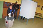 Od prvních hodin voleb mířily do karvinských volebních místností stovky voličů.