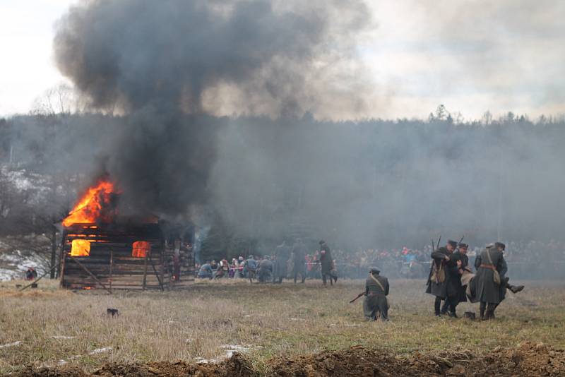 100 let od tzv. Sedmidenní války mezi Českem a Polskem o slezské území připomněla v sobotu odpoledne rekonstrukce válečné bitvy, která se konala v polském Skočově za účasti polských i českých vojensko-historických skupin.