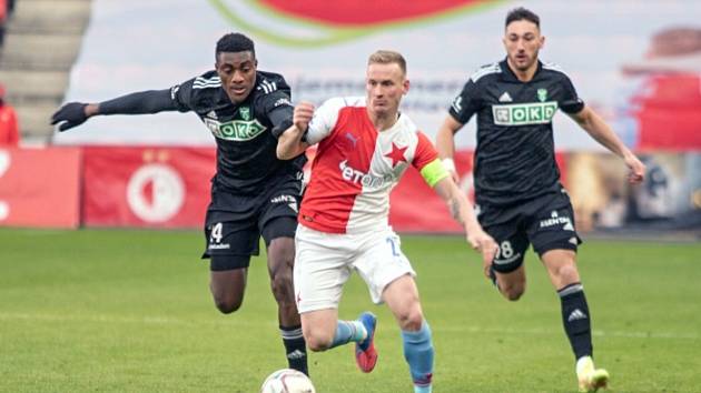 Slavia Praha - Karviná 0:1 (20. kolo FORTUNA:LIGY, 2021/2022, sobota 5. 2. 2022). Vlevo útočník Karviné Rafiu Durosinmi.