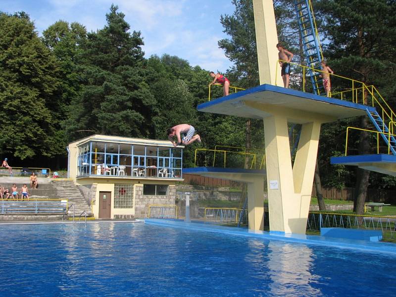 Skokani na věži havířovského koupaliště. 