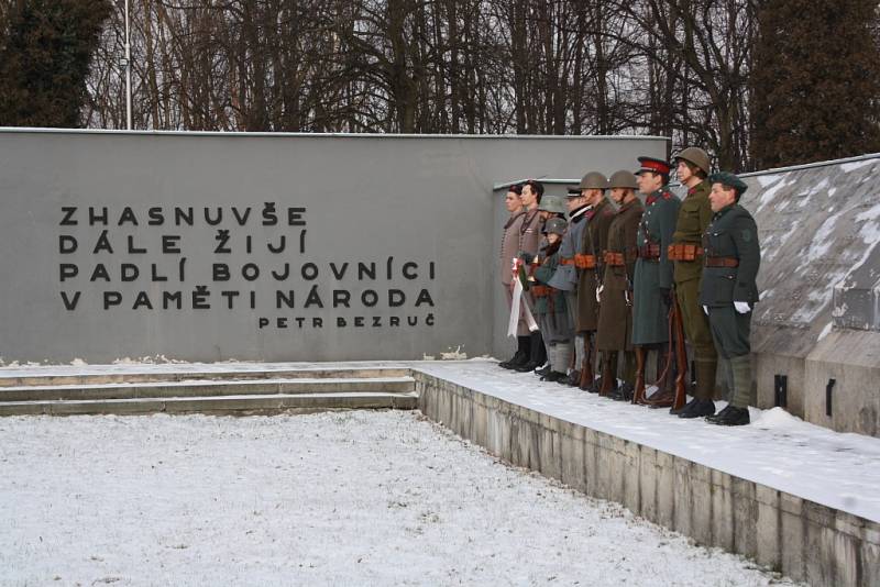 Pietní akt u památníku v Orlové za oběti válečného konfliktu v roce 1919. 