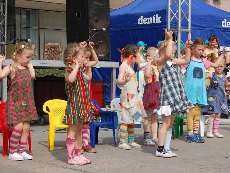 Průřez centra volného času. Jako první se představila formace TK Kmit – Mini disco I, se svou show PIPI.