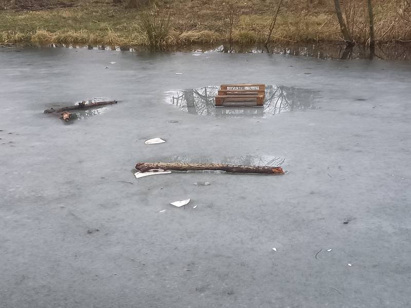 Vandalové řádili v areálu Lodiček v Karviné. Nakonec se ukázalo, že šlo o děti. Karviná, únor 2021.