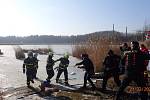 Hasiči společně s policisty a záchranáři u rybníku Mokroš.
