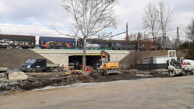 Petrovice u Karviné. Jaro 2022. Už za pár dní má být dokončena modernizace podjezdu pod železniční tratí v centru obce.