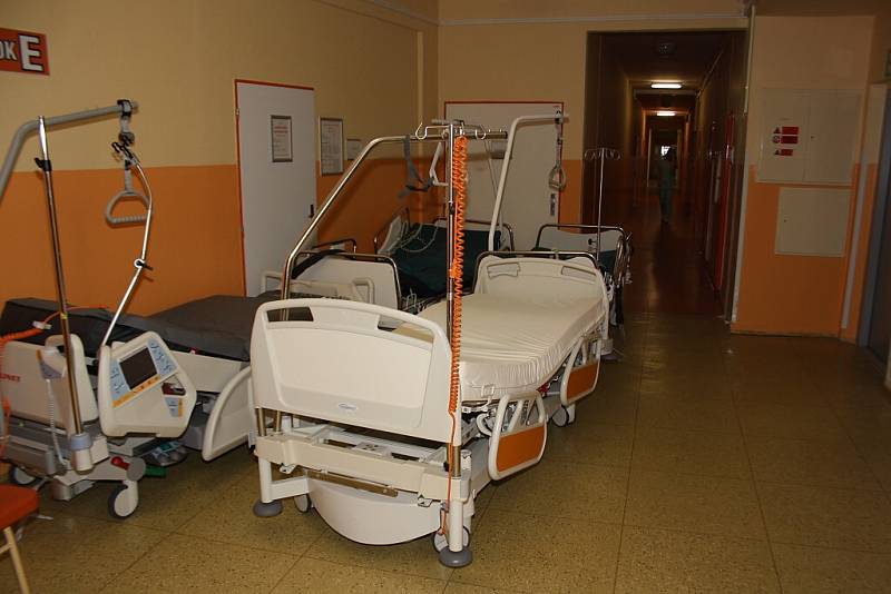 Následky bouřky s přívalovým deštěm a krupobitím v Havířově. Postižena byla také nemocnice. 