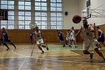 Basketbalisté Sokola Karviná v 16. kole II. ligy přejeli doma Vlky ze Ždáru nad Sázavou 103:53. Jediný neporažený a vedoucí tým skupiny C se radoval už z osmé stovky, kterou v této sezoně nasázel svým soupeřům.