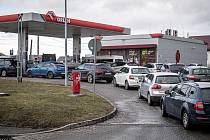 Fronta aut před benzínovou stanicí Orlen v Chalupkách (PL). Motoristé využívají nízkých cen pohonných hmot.