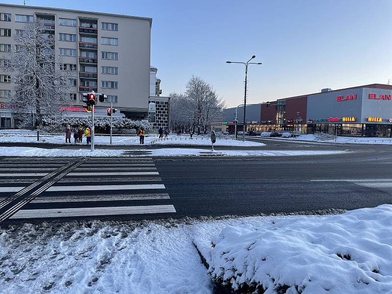 Sníh v ulicích Havířova v pátek 10. prosince 2021.